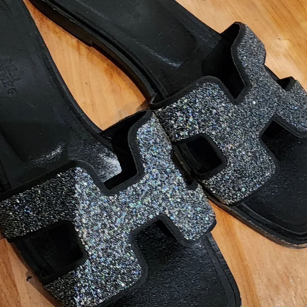 Hermes Stylish Black Glitter Sandals - Picture 5 of 6